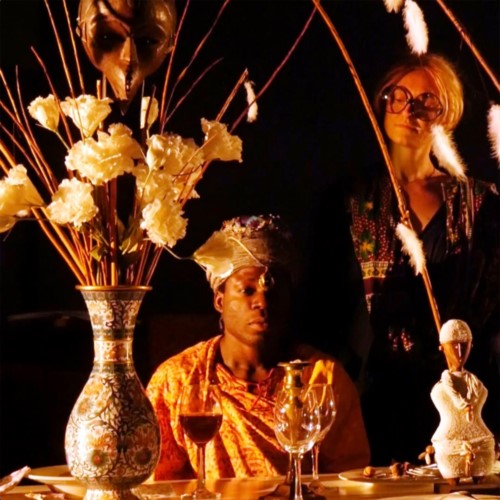 Merriman Lensah (Z.Haruna) in Benin mit seiner Mutter, der Engländerin Frances Craven (J.Foldt) - Merriman soll dem Vater als Stammeskönig nachfolgen - aber es kommt anders
