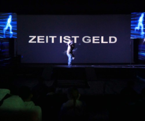 Frisör Fusi /A.Gholami) bekommt Besuch von einem grauen Agenten und gerät unter Zeitdruck