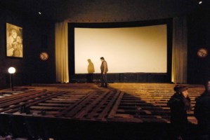 Anton Spandl begutachtet das Ergebnis der Woche: Rohbau der Bühne im "Cinema"
