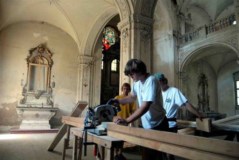 Bau der Zuschauertribüne 2 im Kirchenraum des Kloster Chotesov