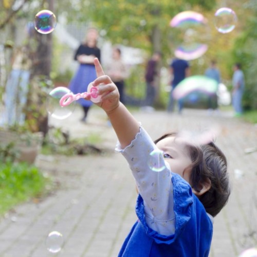 Seifenblasen-Spiele: Verbindung zur aktuellen Inszenierung MOMO