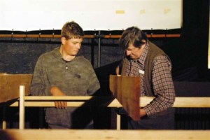 Berufsschüler mit Anton Spandl beim Bau der Holzständerkonstruktion für die Bühne im "Cinema"